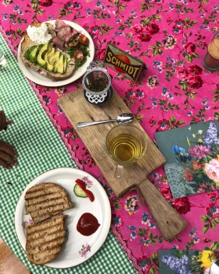 Afbeelding Tussen Koe & Kroonluchter